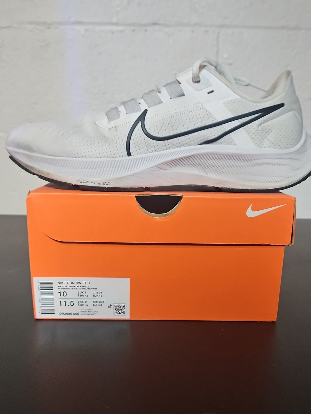Nike Men's White Athletic Running Shoes with Black Swoosh
